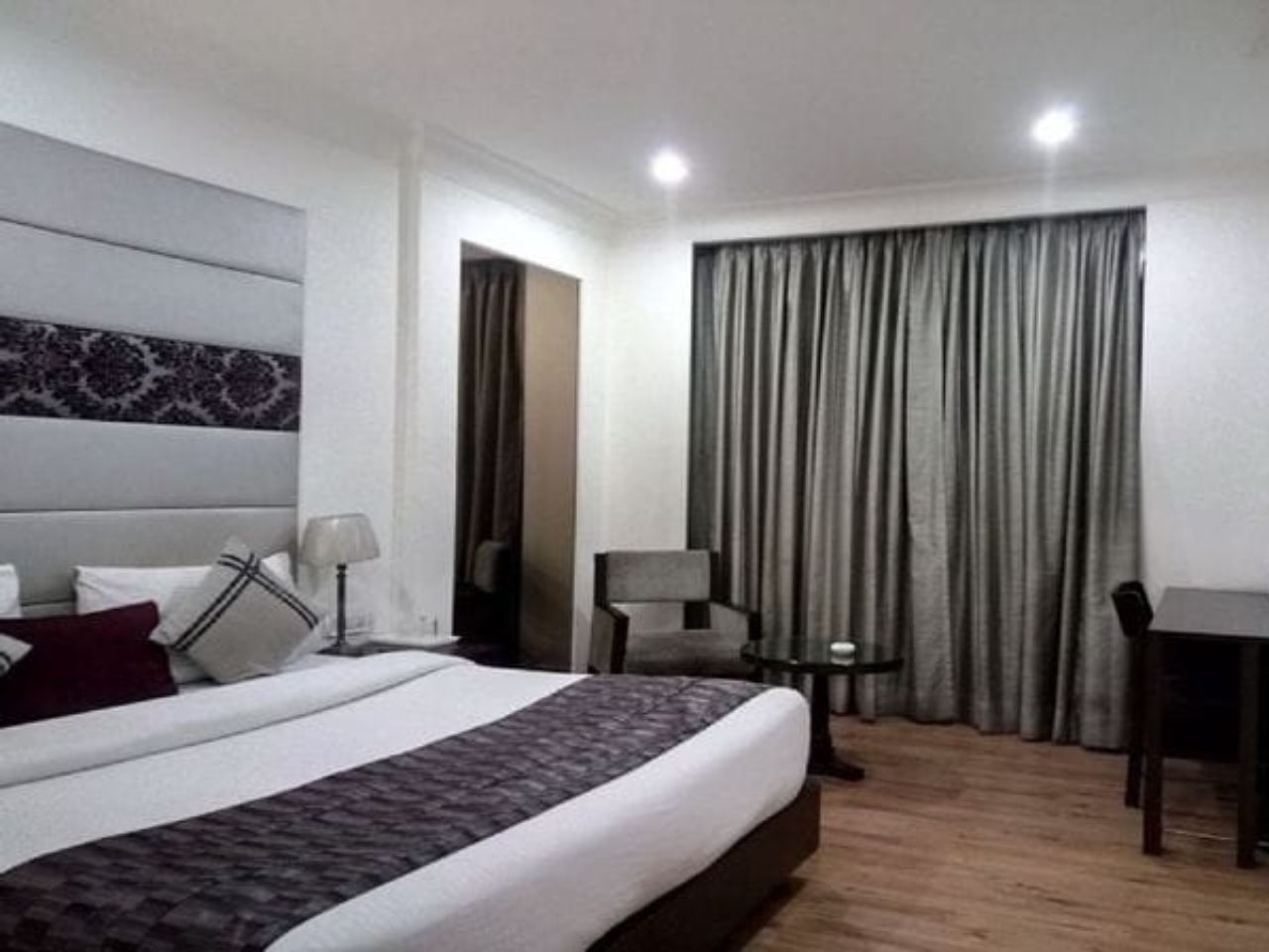Hotel Kavya Inn - Near The Mall Of Faridabad - 1
