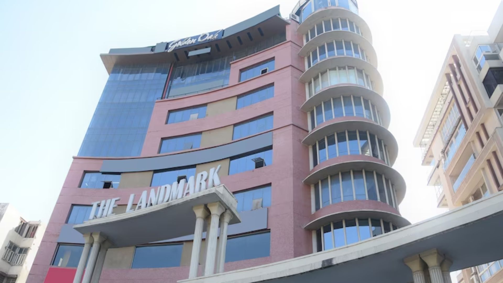 Hotel Queens Hub - 1