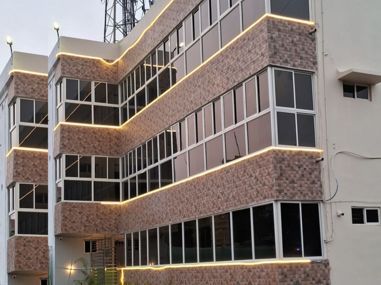 Hotel Dee Dash Inn - 1