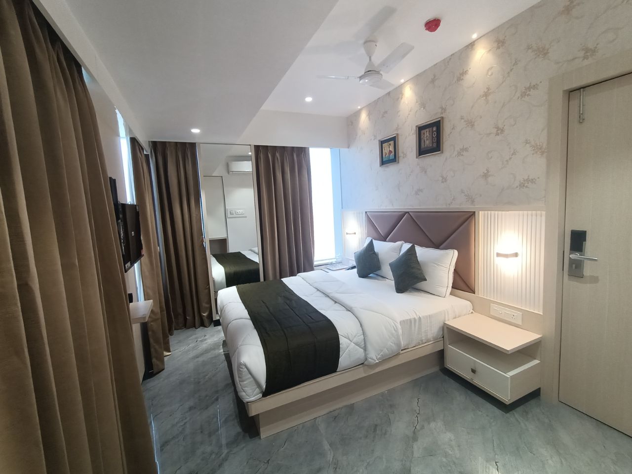 Hotel Sapphire Inn Residency - 1