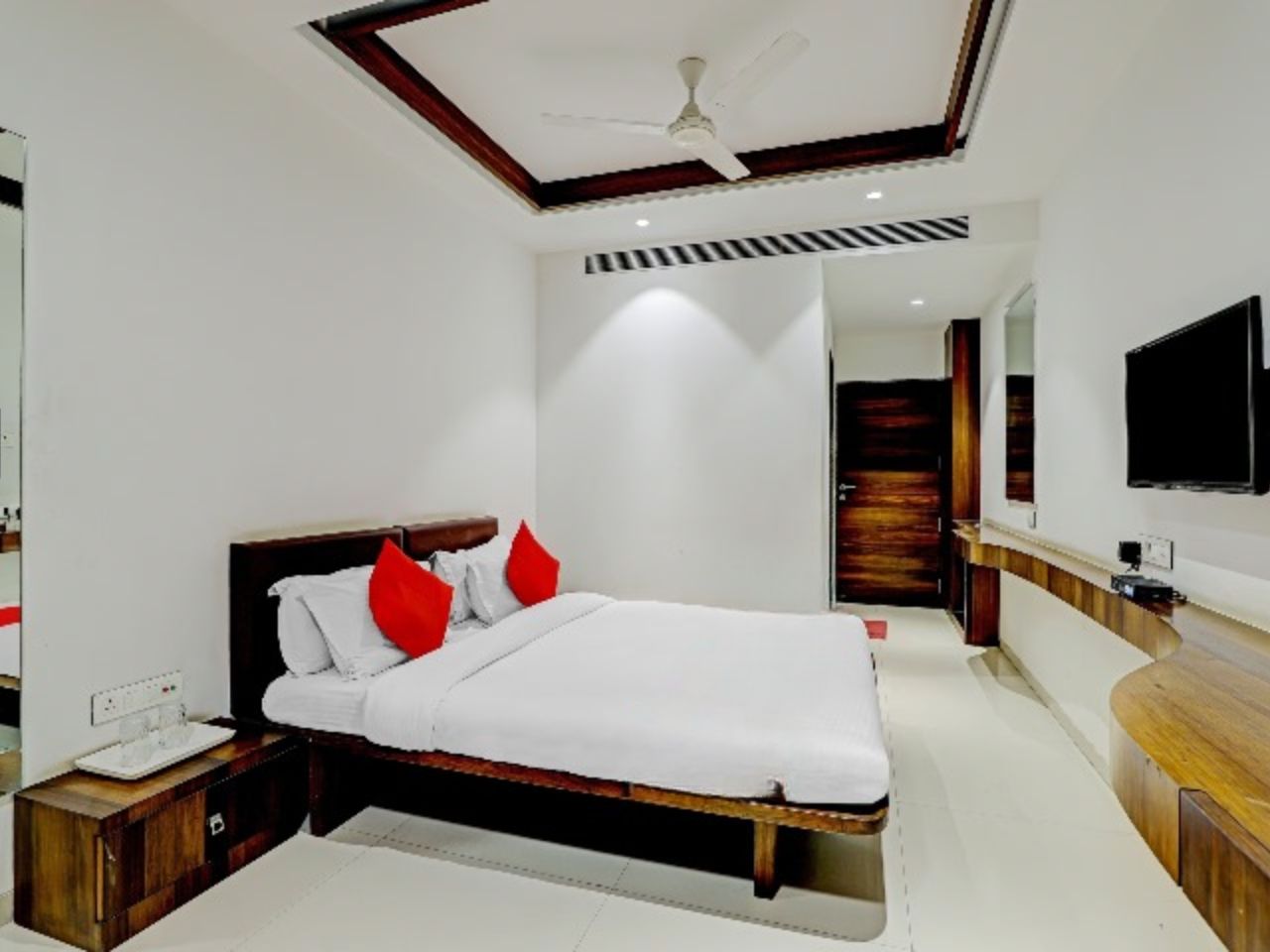 Hotel Nidhivan Palace - 1